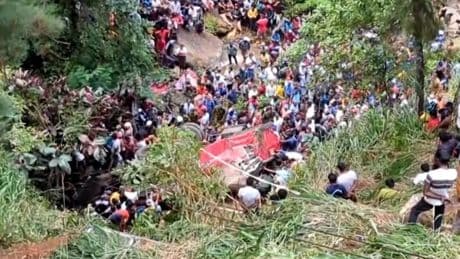 Sri Lanka'da yolcu otobüsü uçuruma yuvarlandı: 21 ölü