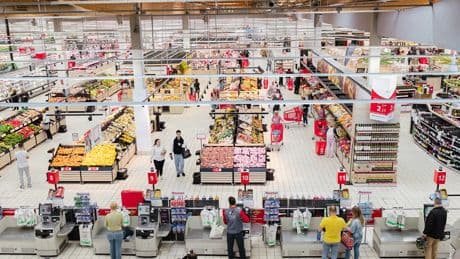 La elevada presencia de trabajadores de más de 50 años en Alcampo abre la vía de la prejubilación para amortiguar el ERE