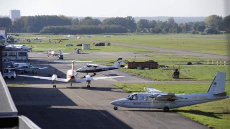 Buitenlandse militair raakt zwaargewond bij parachutesprong Teuge