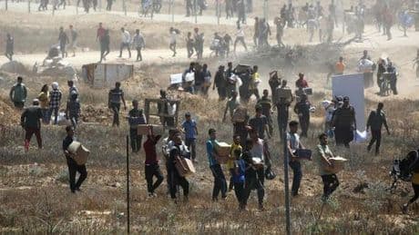 Gaza, il dramma di due fratelli: «Hanno ucciso nostra madre mentre cercava il pane»