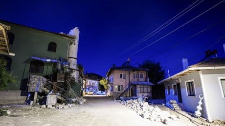 Balıkesir'deki depremde bir caminin minaresi yıkıldı