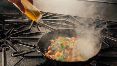 Überall Fettspritzer beim Kochen: Ein Trick verhindert das ab sofort