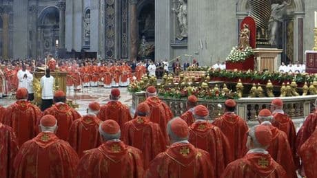 Conclave, ecco la road map per il nuovo Papa. La messa del cardinale Re: «Serve unità nella Chiesa»