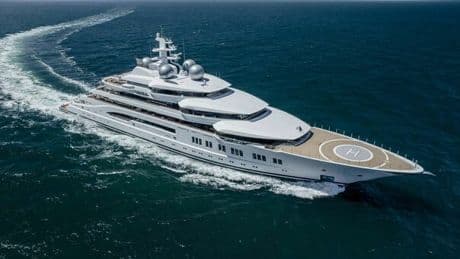 Russia, superyacht dell'oligarca Kerimov in vendita: l'Amadea messa all'asta per 10 milioni di dollari (ma vale ?325)