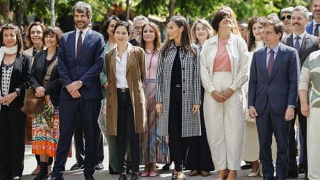 Los looks de entretiempo de la reina Letizia y Ayuso en el acto por el centenario de la Cuesta de Moyano
