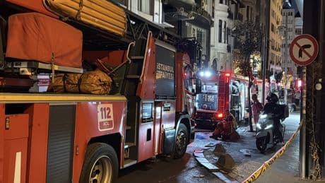 Beyoğlu'nda eğlence mekanı çatısında korkutan yangın