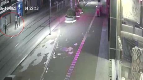 Bankta oturan genç, dehşeti yaşadı! Önce darbedildi sonra gasbedildi