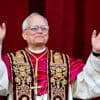 Tussen de opsmuk van Benedictus en de bescheidenheid van Franciscus: wat zijn kledingstijl zegt over paus Leo XIV