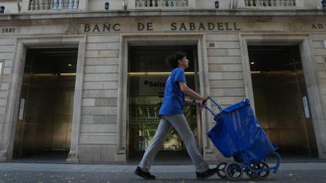 Los minoritarios de Sabadell y pequeños fondos se atrincheran contra BBVA: "No venderé, paguen lo que paguen"