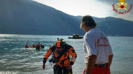 Lago di Como, salva i due figli piccoli caduti dalla barca ma non riemerge: l'uomo è disperso