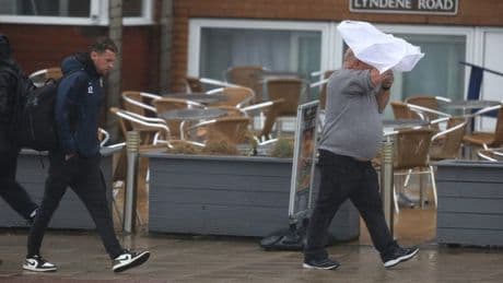 Vents violents, coupures d'électricité, pagaille dans les airs... Les images impressionnantes de la tempête Floris qui arrose l'Écosse et le nord du Royaume-Uni
