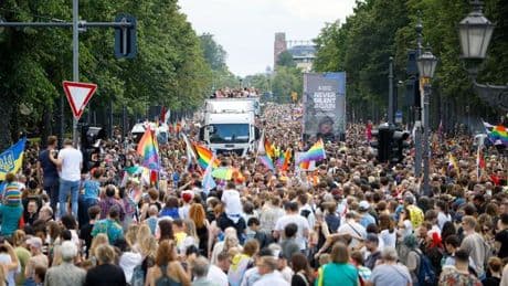 Christopher Street Day: Hunderttausende feiern CSD – Ausschreitungen in Kreuzberg