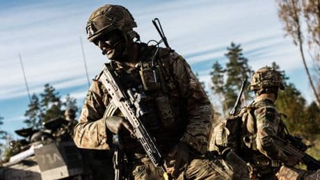 “Usa e Europa si preparino alla guerra”. L’allarme del comandante Nato