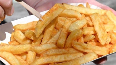 „Er packte ihn am Hals“ – Streit um Pommes-Preis eskaliert, Urlauber und Wirt zeigen sich an