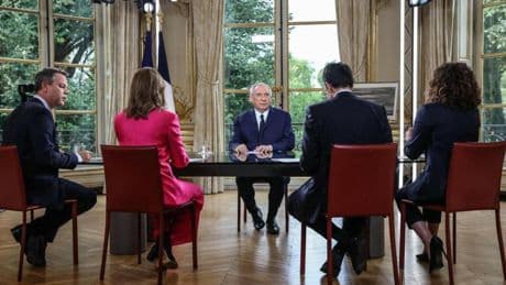 Bayrou hace un intento desesperado por salvar su Gobierno