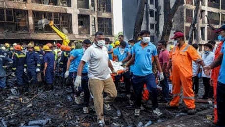 Crash du Boeing d’Air India: les secours passent le site au peigne fin