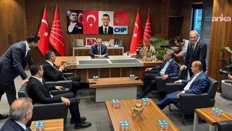 Özgür Özel Sarıyer'deki çalışma ofisinde