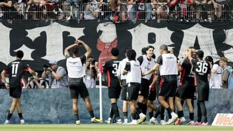 El Frankfurt gana la 'final' por la Champions