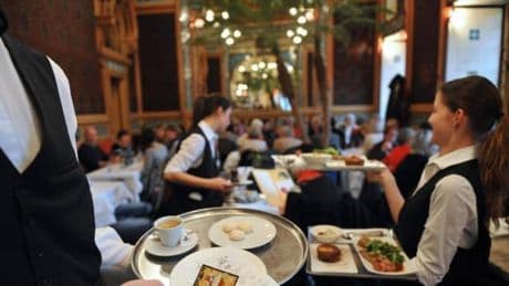 Deux touristes françaises font un "resto-basket" en Italie, la restauratrice les retrouve grâce aux réseaux sociaux