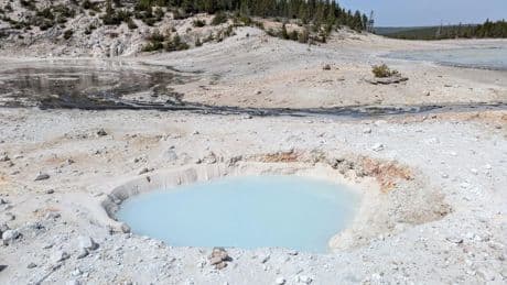 Descubren una piscina en el Parque Nacional de Yellowstone creada por una explosión hidrotermal