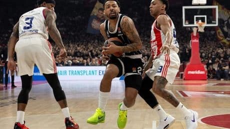 Una de las estrellas del Partizan rompe una botella en la cabeza de un agresor racial en una pelea callejera