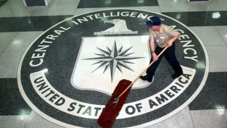 Sparatoria davanti al quartiere generale della Cia, ferita una donna: sede blindata