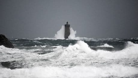 "Vagues de submersion, des crues et des orages": le Finistère placé en vigilance jaune