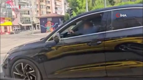 Pes dedirten anlar: Küçük çocuğa trafikte otomobil kullandırdılar