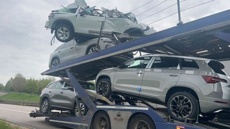 Autobahn 6 Oberpfalz: Autotransporter prallt gegen Brücke - Neuwagen zerstört