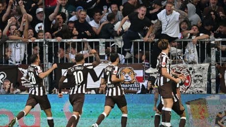 Fußball-Bundesliga: 3:3-Spektakel: BVB gibt Sieg bei St. Pauli aus der Hand