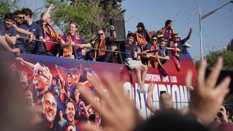 „Danke, Hansi!“: Zehntausende feiern Flicks Barça