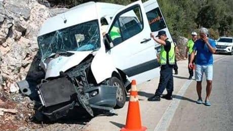 Antalya'da feci kaza! tur minibüsünün kayalıklara çarptı: 17 kişi yaralandı