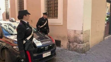 Roma, prova a rapire una bimba di 7 anni in strada, la madre riesce a salvarla e si rifugia in un negozio: arrestato l'uomo, è un clochard 44enne