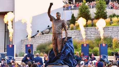 Feierlich enthüllt  - Darum ist die Brady-Statue 5,18m groß