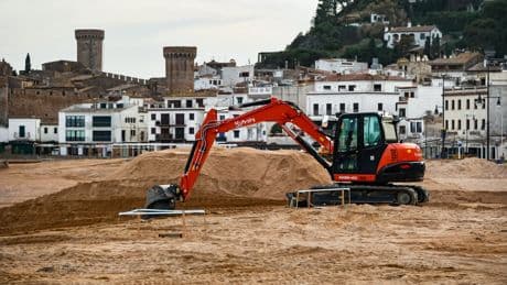 Solo hay algo más abundante que los turistas en las playas españolas: las algas asiáticas se están convirtiendo en un enorme problema
