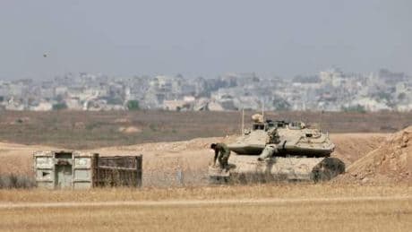 Tank a Gaza, dialogo a Doha. E Israele sblocca gli aiuti