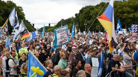 Berlin: "Querdenker"-Demo trifft auf Gegenproteste