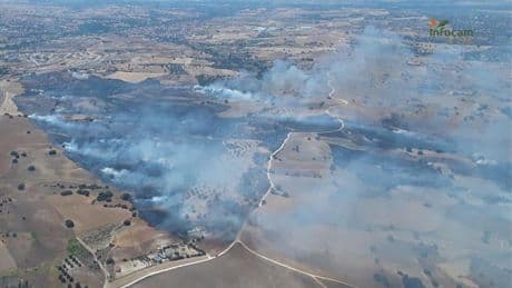 El incendio forestal en Méntrida (Toledo) obliga a confinar una urbanización y el humo llega a Madrid