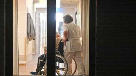 Fachkräftemangel in Deutschland: Ausländische Pflegekräfte warten 500 Tage auf Anerkennung