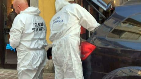 Pisa, guardia giurata spara e uccide la moglie. Poi chiama i familiari e i carabinieri prima di togliersi la vita