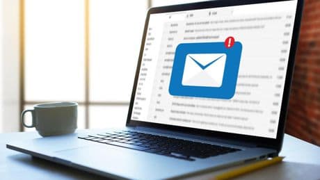 Condena pionera contra una empresa por enviar correos a una empleada de baja