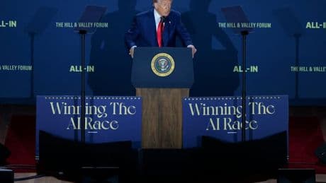 Avec son plan IA, Donald Trump lâche la bride aux entreprises américaines (au grand dam de l'Europe)