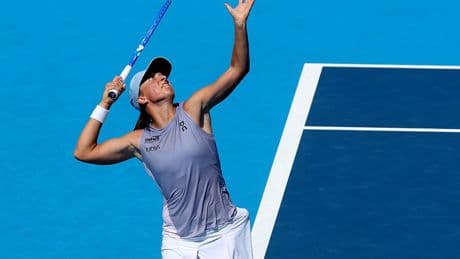 Iga Swiatek and Alexander Zverev advance in rain-hit Cincinnati Open