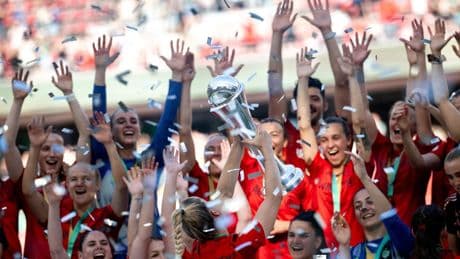 Pokal-Finale in Köln: Tränen und Party-Befehl: Bayern-Frauen holen erstes Double