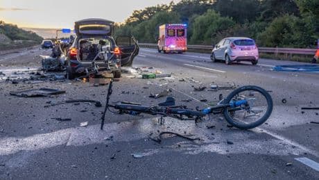 Aut überholte rechts - Drei Tote bei Massenkarambolage auf A3