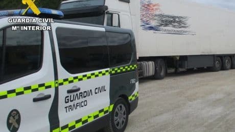 Investigado un matrimonio por intercambiar sus tarjetas digitales de conductor profesional para no descansar al volante