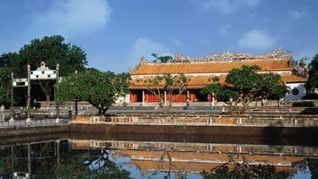 Vietnam : Un homme déséquilibré vandalise un trône impérial