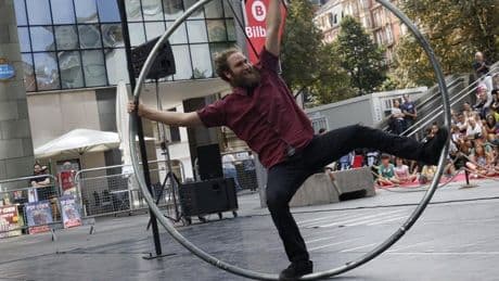 23 espectáculos callejeros llenarán Bilbao de acrobacias, magia y 'clowns' en la Aste Nagusia