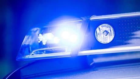 Arbeitsunfall: Mann wird unter Lkw eingeklemmt und stirbt