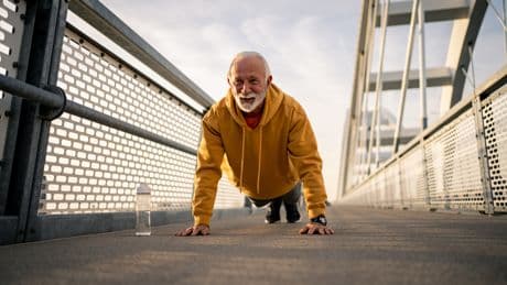 Statt Wundermittel: 93-jähriger Matheprofessor teilt seine Geheimnisse für ein langes Leben